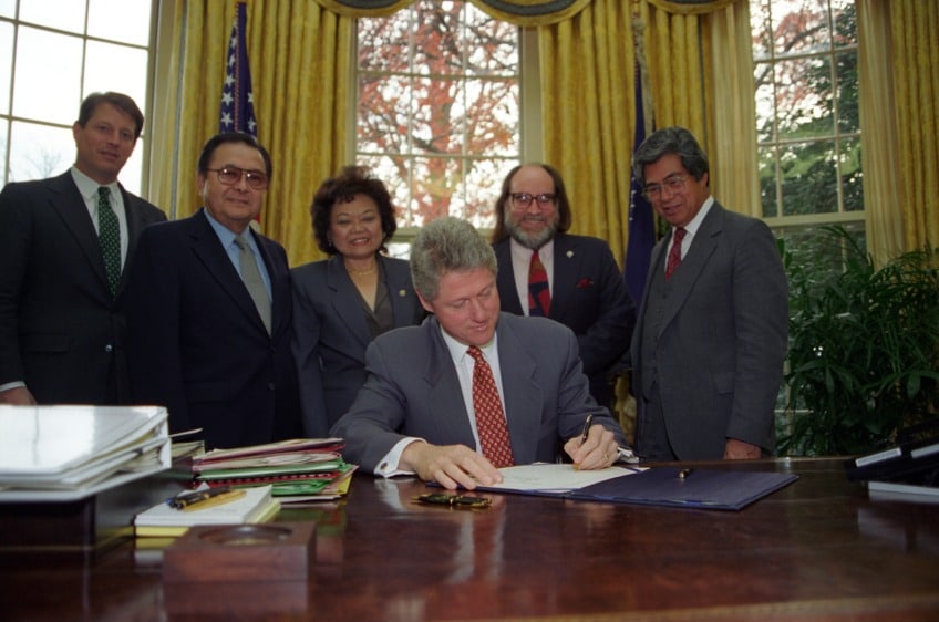President Clinton signs Hawaiian Apology Bill