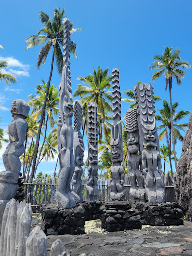 Hawaiian ki'i or statues of ancient gods. Puuhonua o Honaunau.